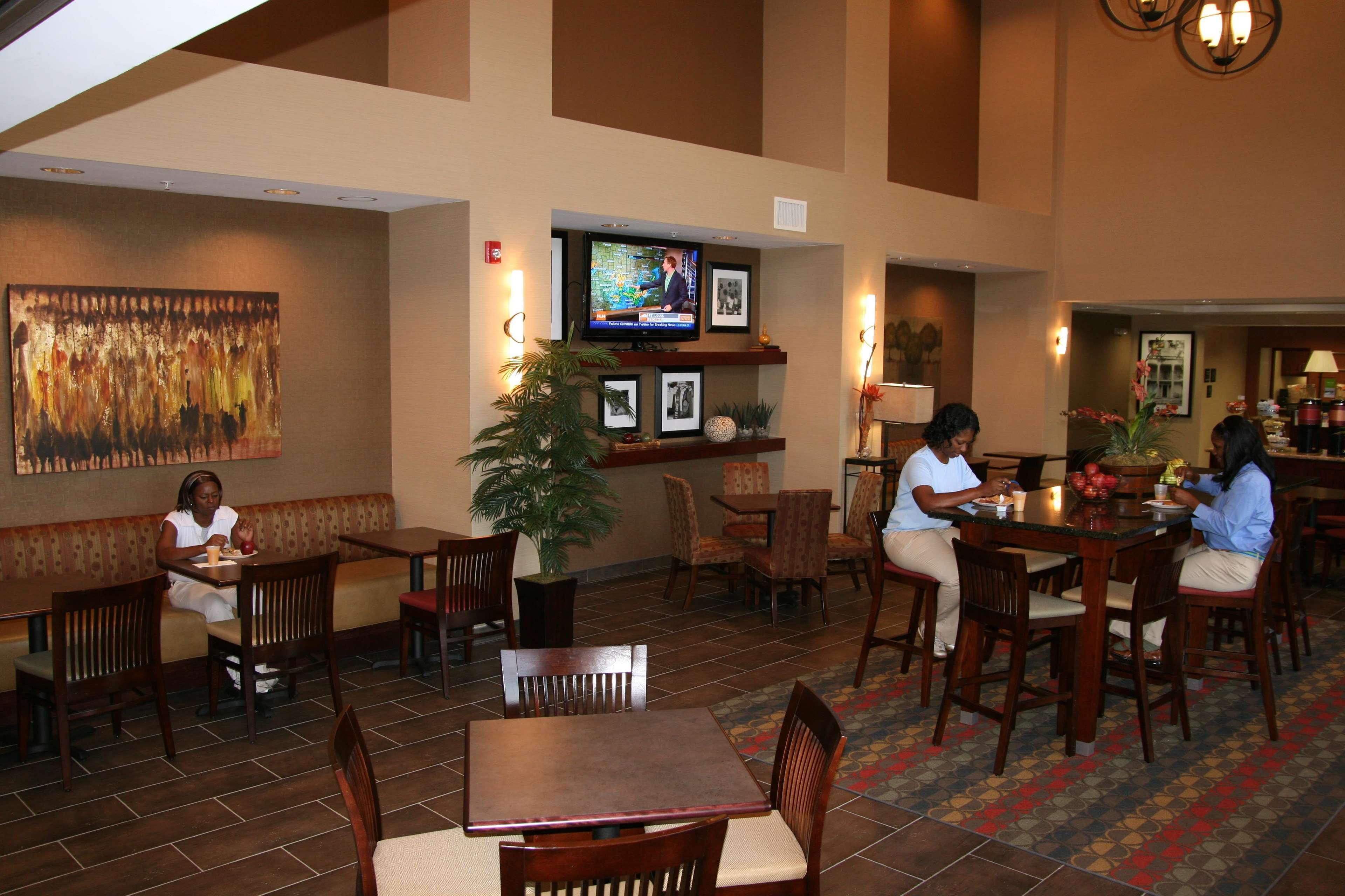 Hampton Inn & Suites West Point Restaurant photo