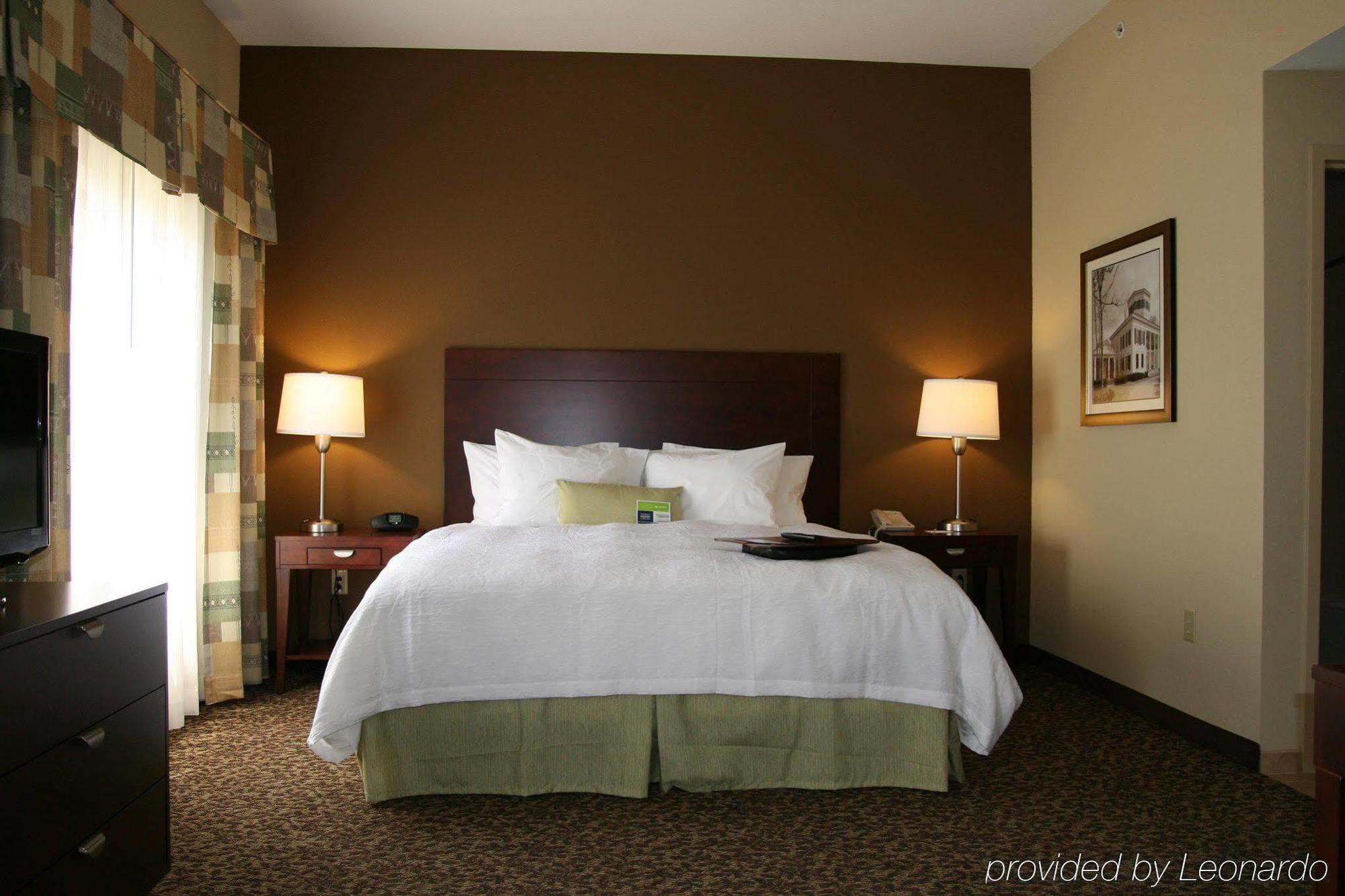 Hampton Inn & Suites West Point Room photo