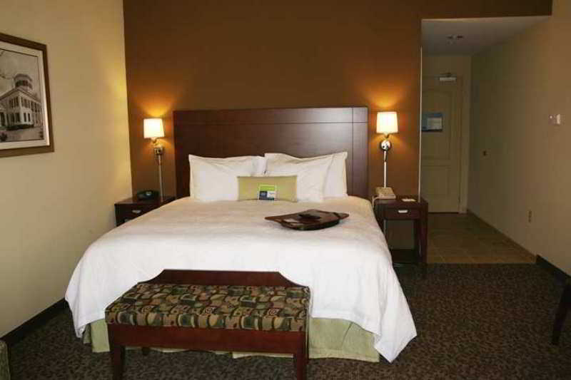 Hampton Inn & Suites West Point Room photo